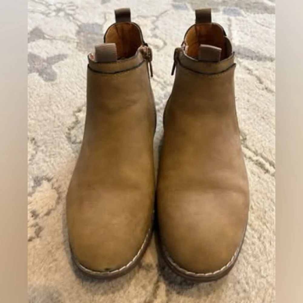 Boys Nordstrom boots, size 2